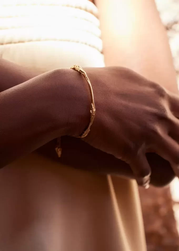 Edición brazalete Eroz bañado en oro de 24 quilates