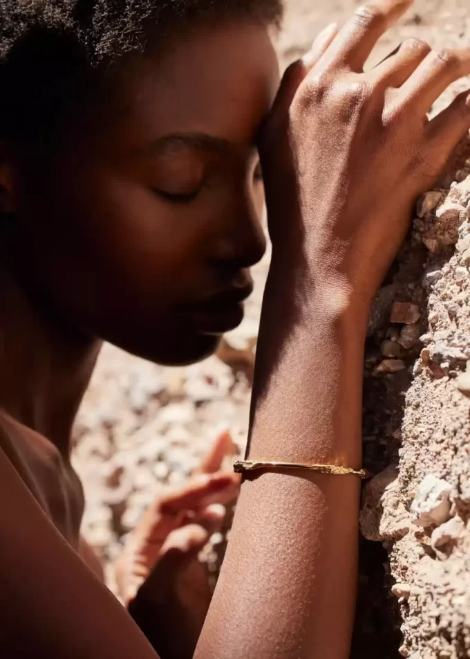 Edición brazalete Eroz bañado en oro de 24 quilates