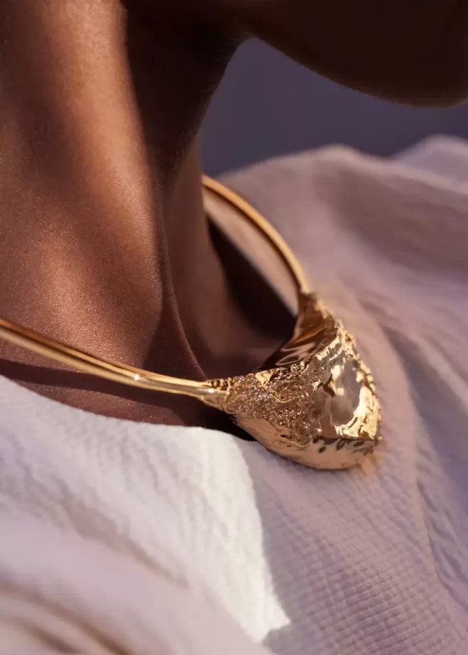 Edición de collar Eroz bañado en oro de 24 quilates