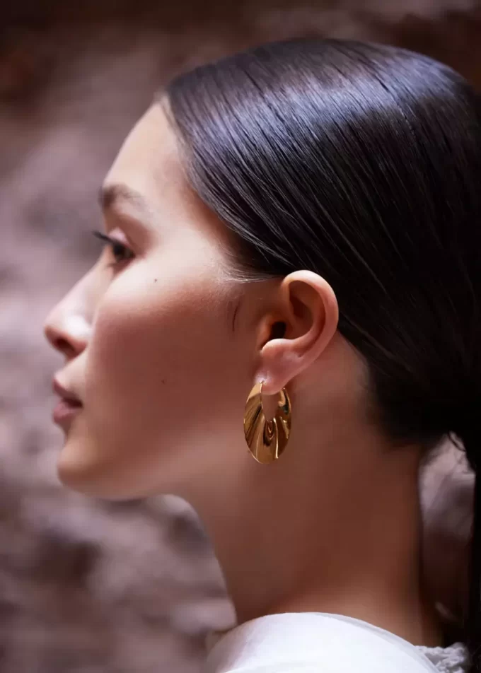 Pendientes de aro Éole Slim Edición bañados en oro de 24 quilates Pendientes de aro Éole Slim Edición bañados en oro de 24 quilates