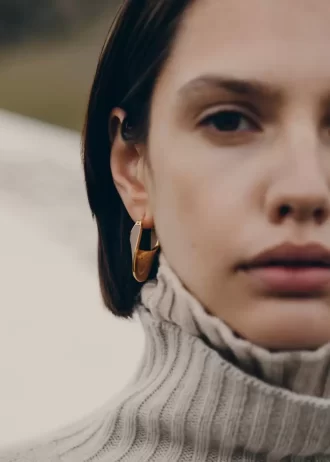 pendientes de aro ole slim edicin cuero taupe 2 330x462 - Pendientes de aro &Eacute;ole Slim Edici&oacute;n Cuero Taupe